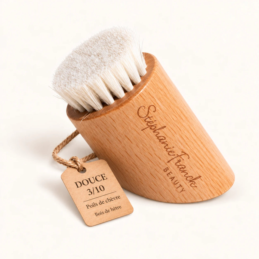 Brosse à sec visage douce en bois de hêtre, poils de chèvre, force 3/10 – Stephanie Franck Beauty